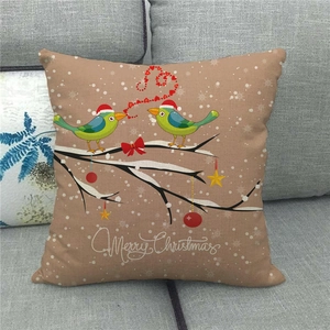 Détail de la housse de coussin en lin avec oiseaux festifs et texte Merry Christmas