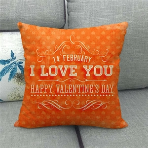 Détail d'une taie d'oreiller en lin orange pour la Saint-Valentin avec motifs cœurs sur canapé