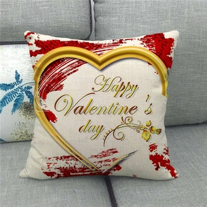 Gros plan d'une taie d'oreiller en lin pour la Saint-Valentin avec cœur doré et texte