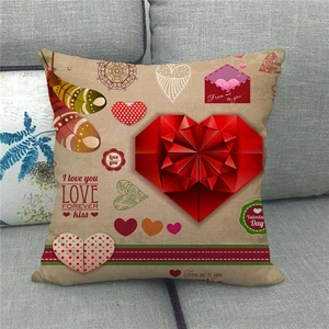 Housse de coussin en lin Saint-Valentin avec cœur rouge et plumes sur canapé