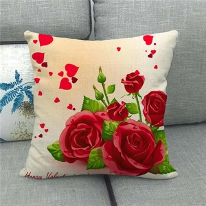 Gros plan d'une taie d'oreiller en lin avec roses rouges et texte Happy Valentine's Day
