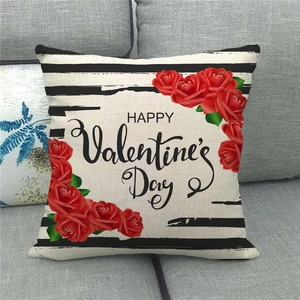 Détail de la housse de coussin en lin Saint-Valentin avec roses rouges et rayures noires