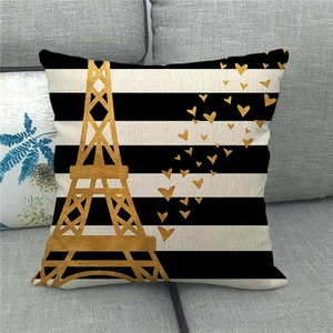 Dettaglio della federa in lino con strisce nere e motivo dorato della Torre Eiffel