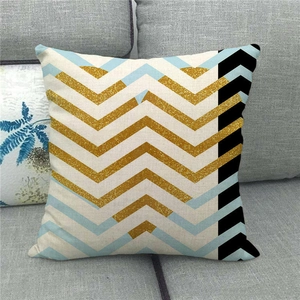 Dettaglio della federa in lino con chevron dorato glitterato e motivi geometrici blu