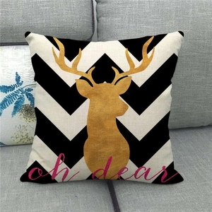Dettaglio copricuscino in lino con motivo chevron, alce dorato e scritta rosa oh dear