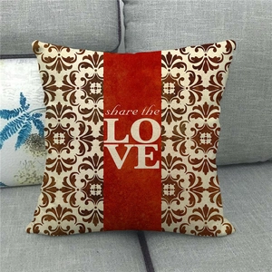 Fodera per cuscino in lino San Valentino con scritta share the LOVE su divano grigio