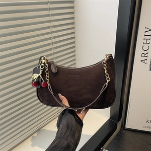Sac Hobo Croissant En Daim Cuir Sac À Épaule Avec Chaîne Dorée Et Pendentif Cerise Rouge Rétro Design Femme