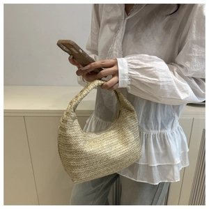Gros plan détaillé du sac à main tissé beige naturel avec motif chevrons de qualité