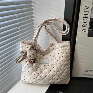 Bolso tote de algodón acolchado con corazones rojos y colgante de peluche en luz suave