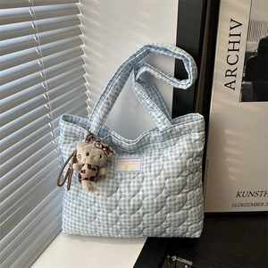 Bolso tote acolchado con corazones, cuadros azules y un lindo amuleto de peluche