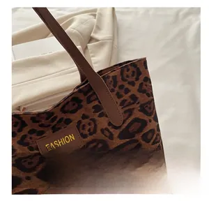 Detail der Totebag mit Leopardenmuster, Leder-Fashion-Patch und schmalen Schultergurten