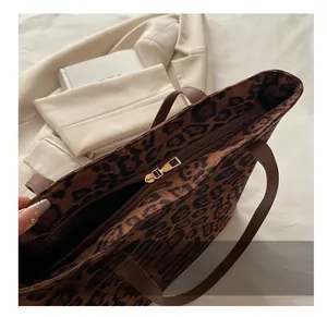 Detail des glatten Gold-Reißverschlusses und Leopard-Prints auf der großen Shopper
