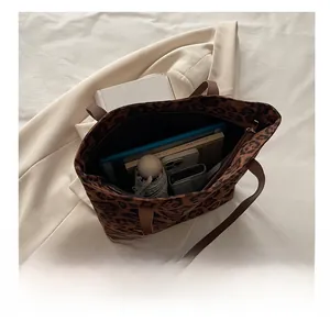 Geräumiges Inneres der Shopper-Tasche mit Leopardenmuster für Tablet und Schirm