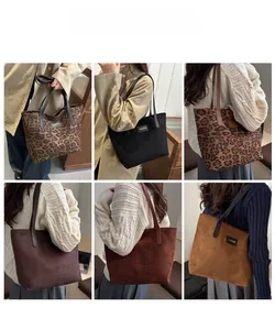 Detailansicht großer Vintage-Tote-Bags in Leopardenmuster und Unifarben mit Modeetiketten