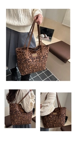 Detailaufnahme der Leoparden-Einkaufstasche mit braunen Trägern und Modelabel