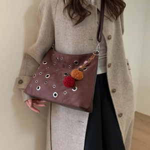 Borsa a secchiello marrone con rivetti e ciondoli colorati per donne in autunno