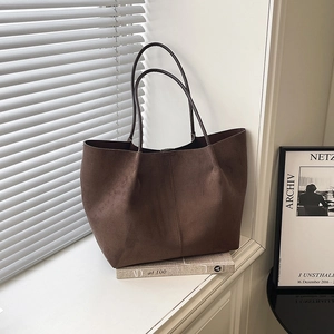 Grande borsa tote minimalista in pelle scamosciata marrone scuro con spallacci lunghi da donna