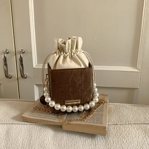 Sac seau en velours côtelé marron avec anse en perles et chaîne dorée pour femme