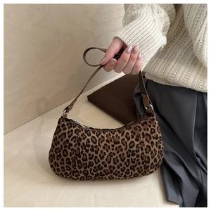 Détail du sac hobo à motif léopard avec bandoulière marron et fermeture éclair argentée