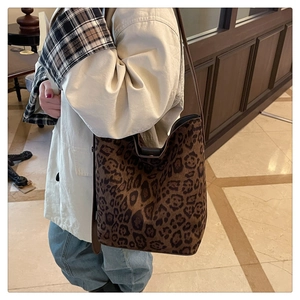 Detail of leopard print faux fur tote bag showing the soft texture and brown shoulder strap