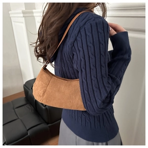 Sac à épaule en daim marron porté avec une maille pour un style vintage d'automne