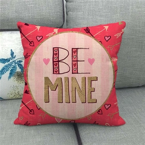 Fodera per cuscino in lino di San Valentino con stampa Be Mine su divano grigio