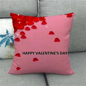 Detalle de funda de cojín de lino para San Valentín con pétalos sobre el sofá