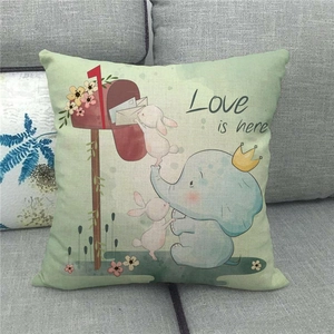 Primer plano de funda de cojín de lino con ilustración de elefante y conejo de dibujos