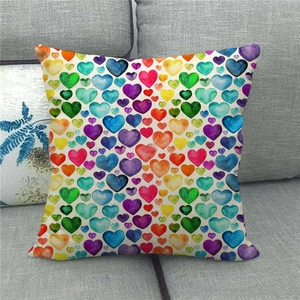 Funda de cojín de lino con corazones coloridos en sofá gris para el Día de San Valentín