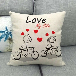 Detalle de funda de cojín de lino con ilustración Love My Bike y corazones rojos
