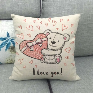 Detalle de la funda de cojín de lino con dibujo de oso y texto I Love You