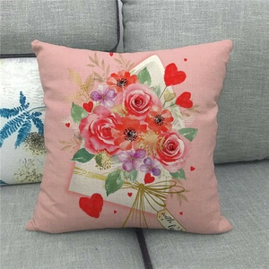Leinen Kissenhülle zum Valentinstag mit Rosen-Umschlag-Design auf grauem Sofa