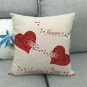 Nahaufnahme von Leinen-Kissenbezug zum Valentinstag mit roten Blumenherzen