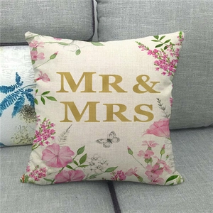 Kissenbezug aus Leinen mit goldenem MR & MRS Aufdruck und rosa Blumenkranz-Details