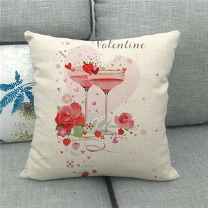 Detail eines Leinen-Kissenbezugs zum Valentinstag mit Rosen und Wein auf Sofa