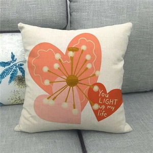 Strukturdetail des Leinen-Kissenbezugs mit Herzmotiven und You Light Up My Life Schrift
