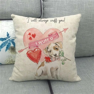 Leinen-Kissenbezug mit Hunde- und Herz-Illustration auf einem grauen Sofa