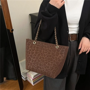 Large capacity leopard print tote bag with gold chain strap for stylish daily commuting