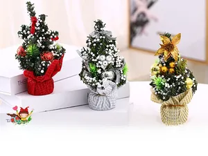 Dettaglio di mini alberi di Natale da 20 cm con ornamenti festivi rossi, argento e oro