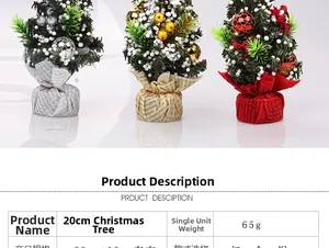Dettaglio di tre mini alberi di Natale da 20cm in rosso, oro e argento per il tavolo