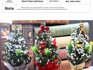 Dettaglio di mini alberi di Natale da 20cm in rosso, oro e argento con aghi in PVC innevati