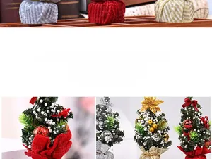 Dettaglio di mini alberi di Natale con effetto neve e basi decorative colorate