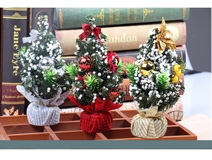 Tre mini alberi di Natale da 20 cm in oro, rosso e argento su un vassoio di legno