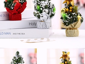 Dettaglio di mini alberi di Natale da 20cm con neve finta e addobbi festivi su tavolo