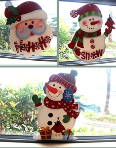 Dettaglio di adesivi natalizi glitterati con Babbo Natale e pupazzo di neve per finestre