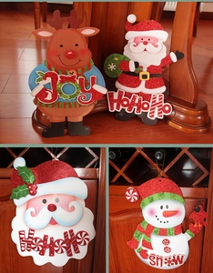 Dettaglio di ganci per porte natalizi scintillanti con Babbo Natale, renna e pupazzo di neve