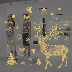 Détail de stickers de Noël dorés avec rennes, flocons de neige et texte Joyeux Noël