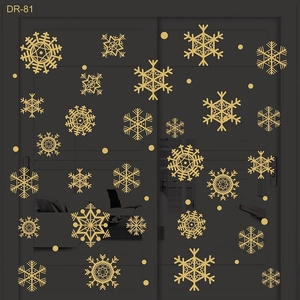 Vue détaillée d'autocollants flocons de neige dorés sur une surface vitrée
