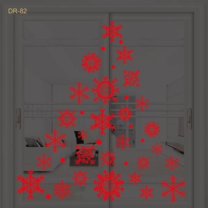 Détail de stickers flocons rouges en statique formant un sapin sur une porte vitrée