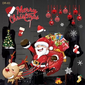 Vue détaillée des stickers de Noël pour fenêtres avec Père Noël rennes et flocons